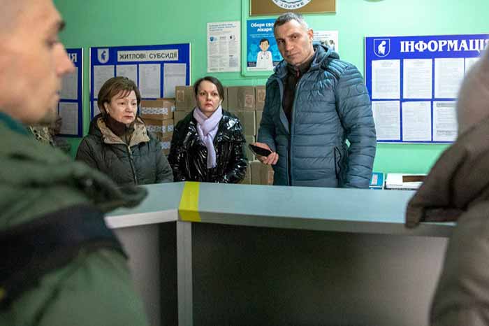 Виталий Кличко проверил, как в Печерском районе помогают одиноким киевлянам