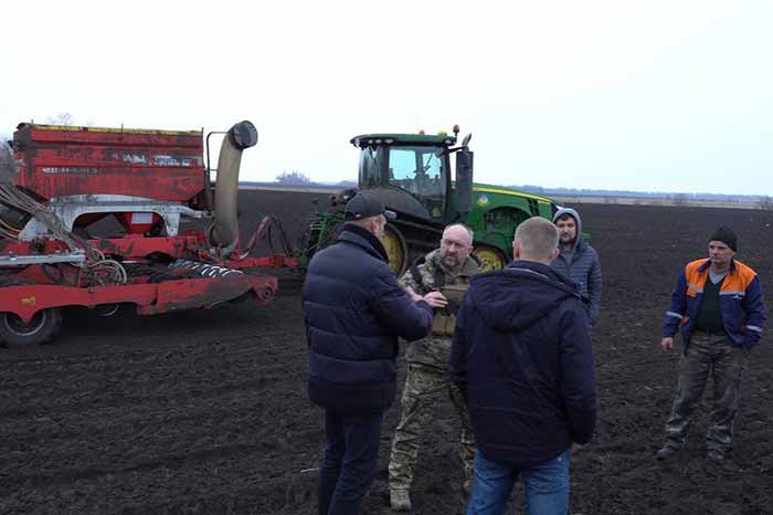 Второй фронт: в Киевской области аграрии сеют пшеницу и ячмень