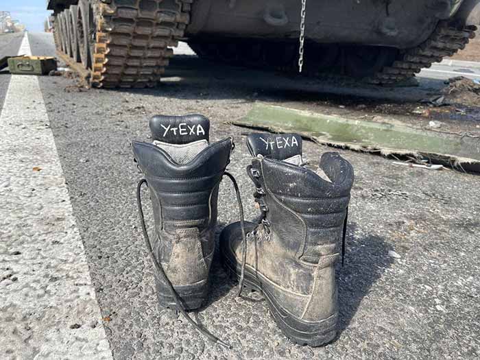 На Харьковщине российские оккупанты убегали от Вооруженных Сил Украины босые, без своих шапок-ушанок и без техники.