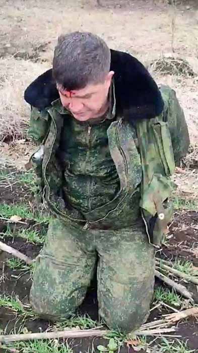 Пілот збитого вранці в районі Ізюму російського літака Су-34.
Тепер у полоні українських військових. Спроби росіян евакуювати його гелікоптерами провалилися.