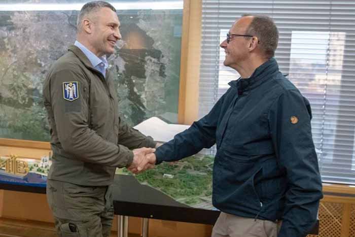 Лидер крупнейшей немецкой оппозиционной партии прибыл в Киев