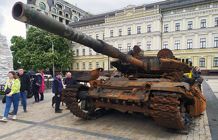 Виставка трофейної техніки діє на Михайлівській площі у Києві