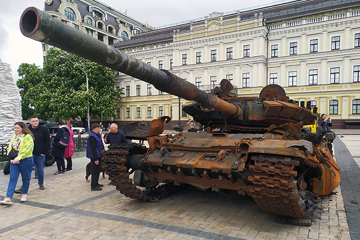 Виставка трофейної техніки діє на Михайлівській площі у Києві