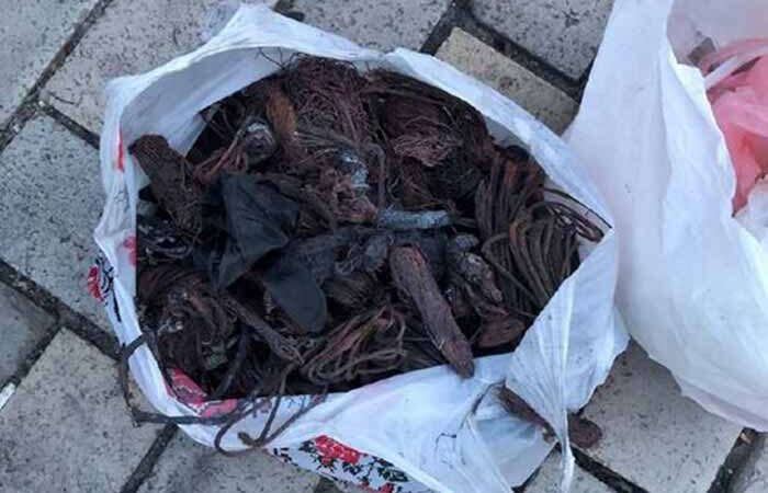 У Києві троє чоловіків вирізали мідь зі знищеної російської техніки, яка стоїть на виставці