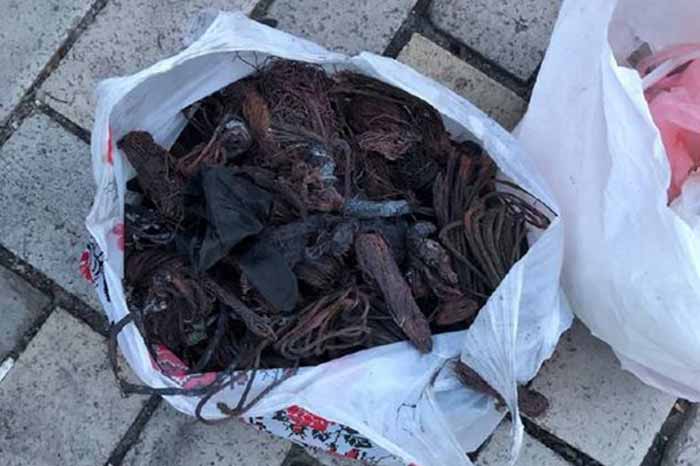 У Києві троє чоловіків вирізали мідь зі знищеної російської техніки, яка стоїть на виставці