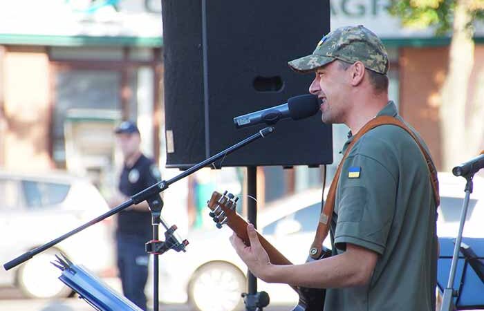 Військові музиканти з Києва грають для захисників та мешканців Полтавщини