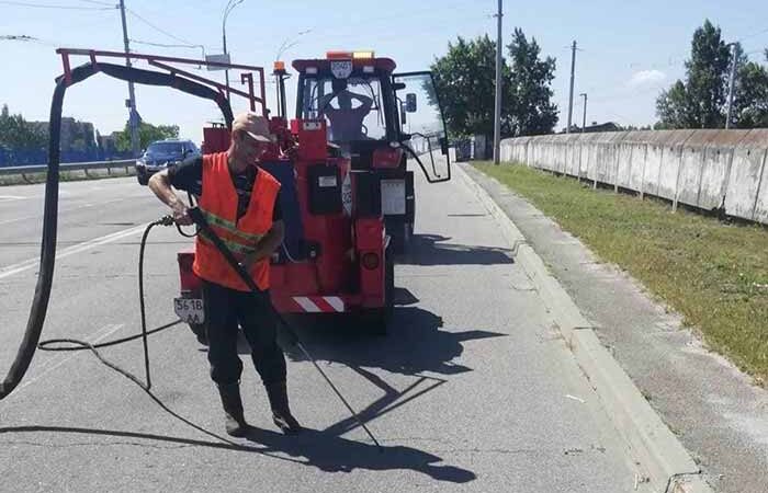 Автошляхи Києва ремонтують за американськими технологіями