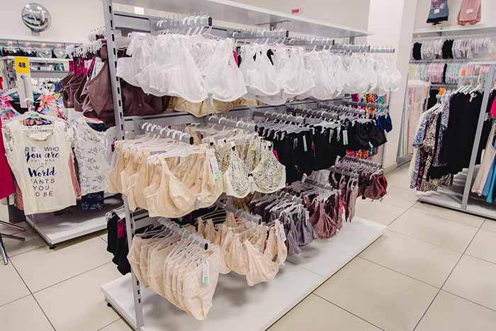 У столиці відновлять роботу відомі брендові магазини, які закрилися через війну