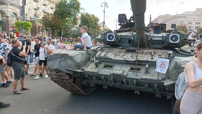 російська військова техніка на Хрещатику