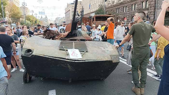 російська військова техніка на Хрещатику