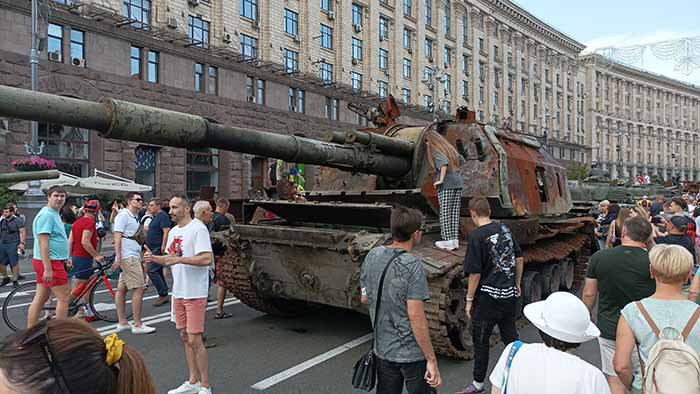 російська військова техніка на Хрещатику