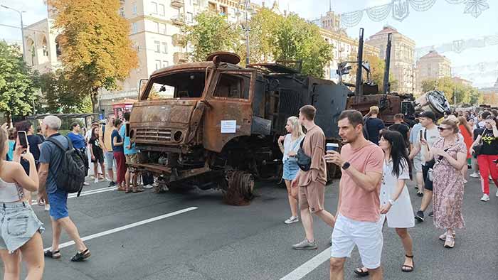 російська військова техніка на Хрещатику