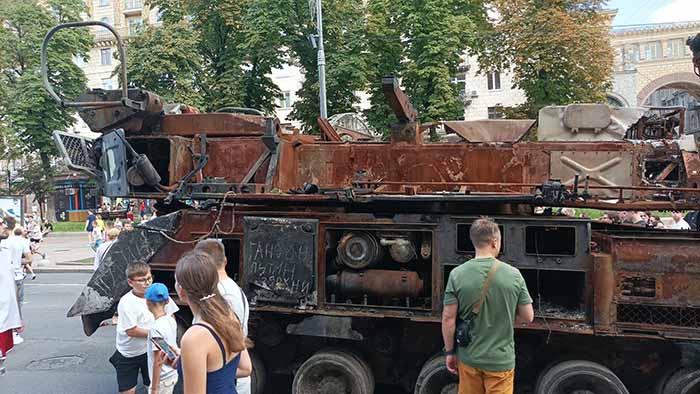 російська військова техніка на Хрещатику