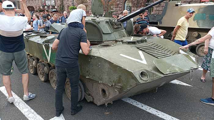 російська військова техніка на Хрещатику