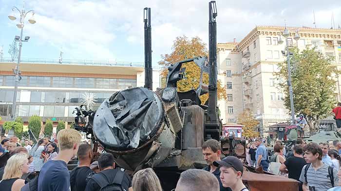 російська військова техніка на Хрещатику