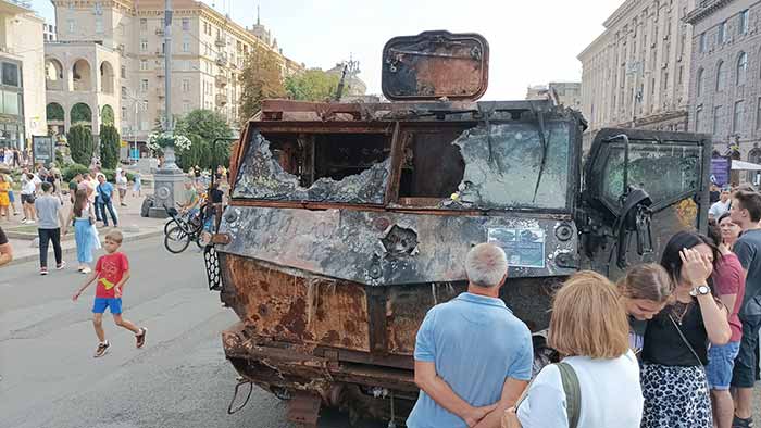 російська військова техніка на Хрещатику