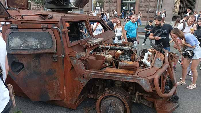 російська військова техніка на Хрещатику