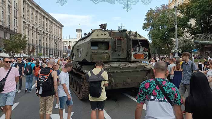 російська військова техніка на Хрещатику