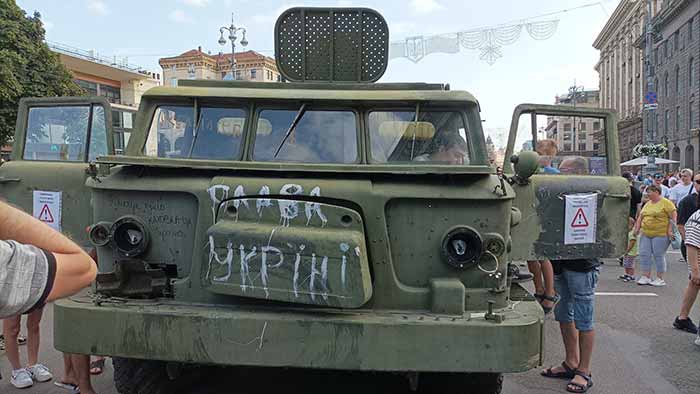 російська військова техніка на Хрещатику