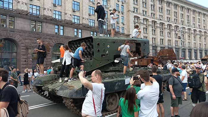 російська військова техніка на Хрещатику