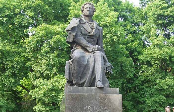 Пушкін і Щорс: у Києві розписали пам’ятники побажаннями
