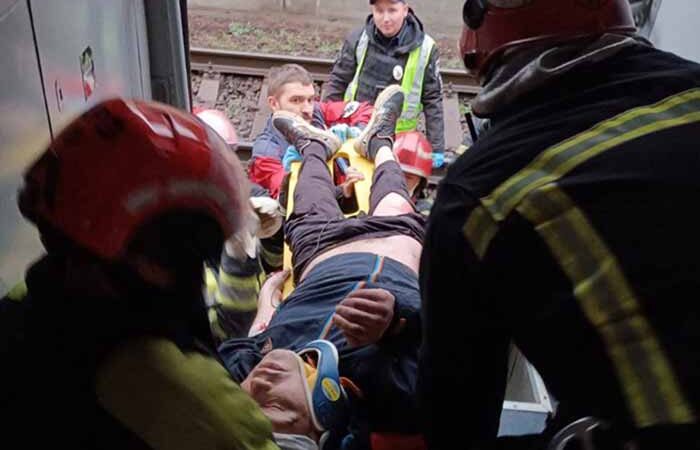 У Києві на залізничній станції “Караваєві дачі” людина потрапила під потяг