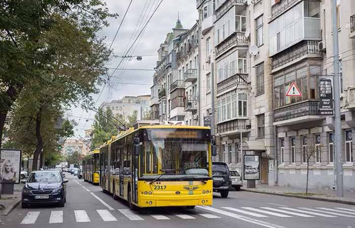 У Києві громадський транспорт став ходити вдвічі рідше – дослідження