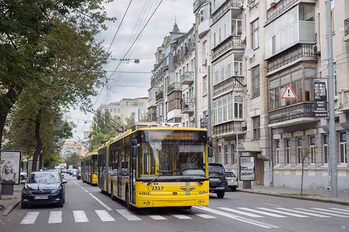 У Києві громадський транспорт став ходити вдвічі рідше – дослідження