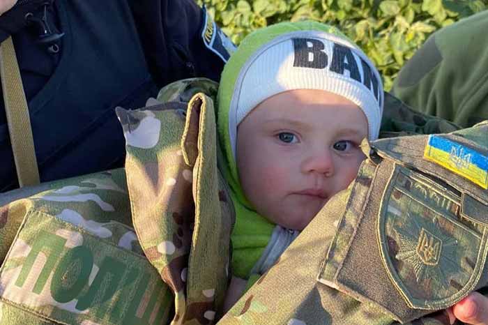 Правоохоронці Київщини розшукали 8-місячного малюка, якого п’яний батько затягнув у ліс