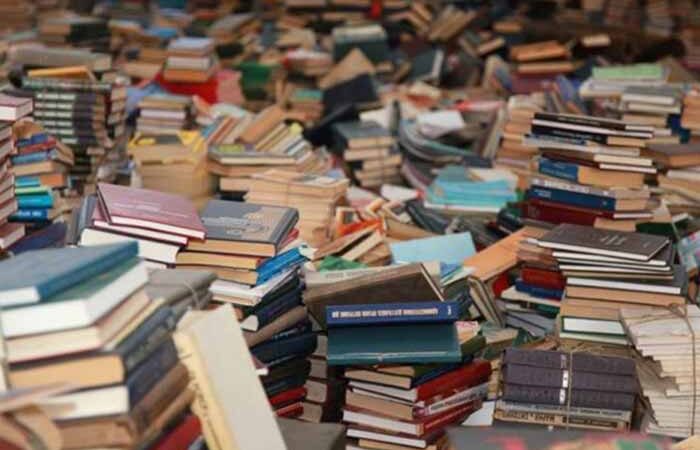 Кияни здали на макулатуру 25 тонн російських книг на авто для ЗСУ