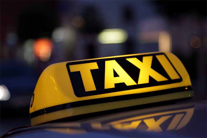 Конфлікт під час поїздки в таксі: У центрі Києва таксист вдарив ножем у груди жінку