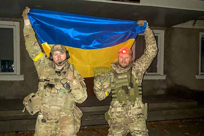 На Херсонщині українські військові підняли прапор у селі Новокаїри (ФОТО)