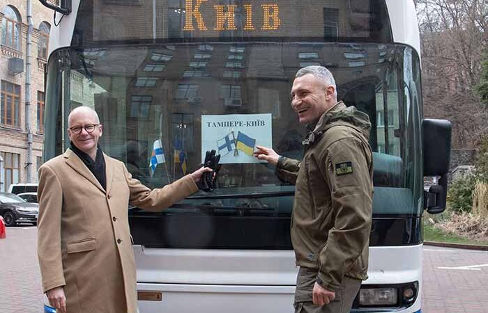 Київ отримав від фінського міста Тампере три пасажирських автобуси та гуманітарну допомогу