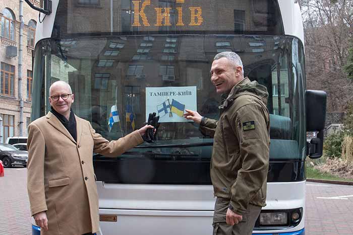 Київ отримав від фінського міста Тампере три пасажирських автобуси та гуманітарну допомогу