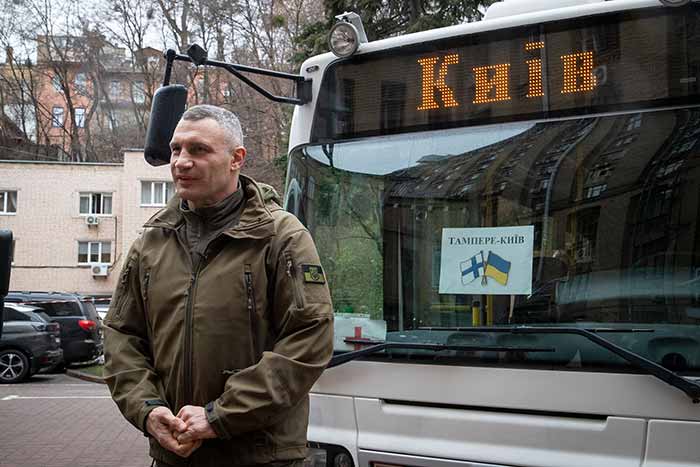 Київ отримав від фінського міста Тампере три пасажирських автобуси та гуманітарну допомогу