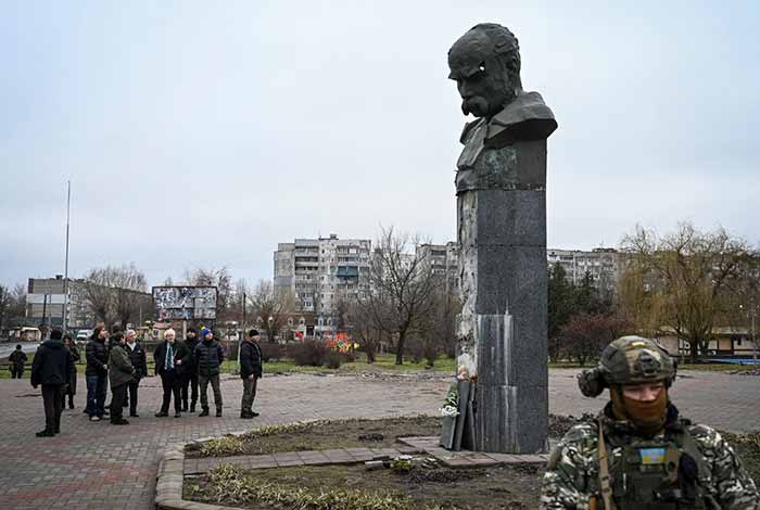 Борис Джонсон біля пам’ятка Тарасу Шевченку у Бородянці