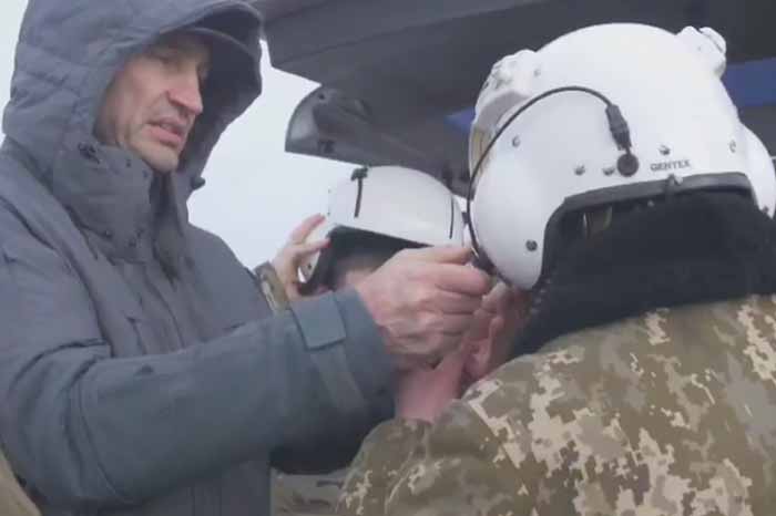 Володимир Кличко передав найсучасніші авіаційні шоломи бригаді імені Ігоря Сікорського