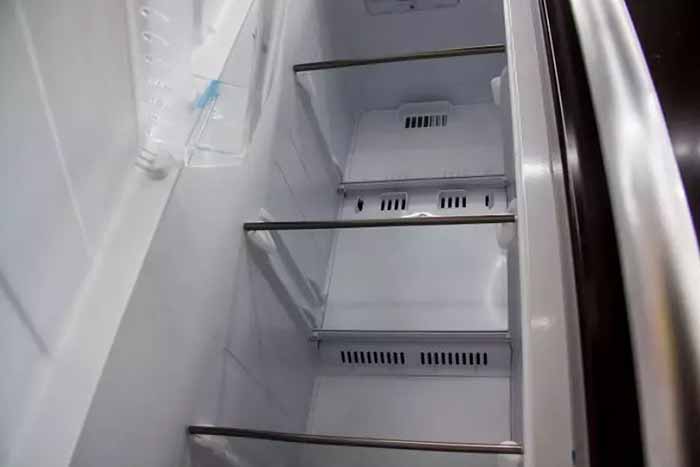 4 способи назавжди прибрати неприємний запах з холодильника