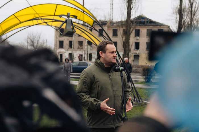 На Київщині відкрили скульптуру «Дівчинка під сонцем», яку встановили у Бородянці