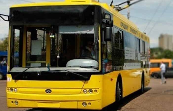 У Києві пасажири тролейбуса влаштували розбірки з підлітком через велосипед