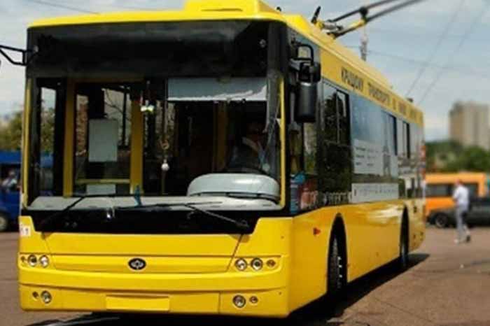 У Києві пасажири тролейбуса влаштували розбірки з підлітком через велосипед