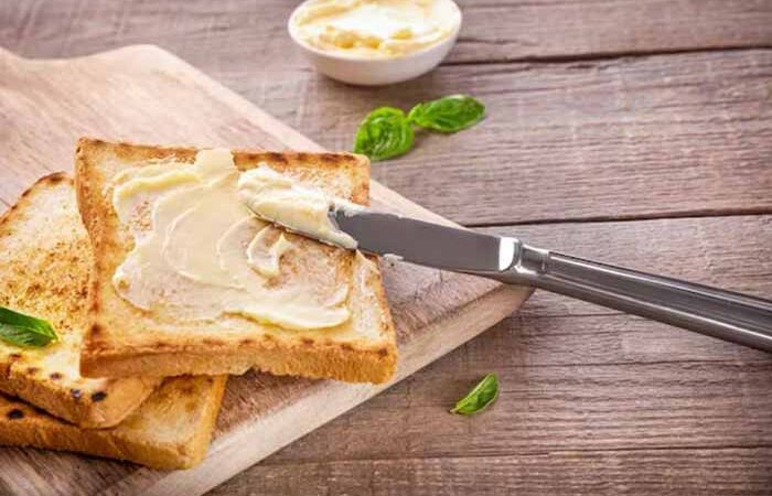 Кому і чому заборонено вживати хліб із маслом