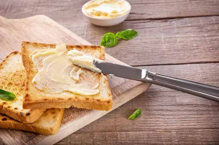 Кому і чому заборонено вживати хліб із маслом