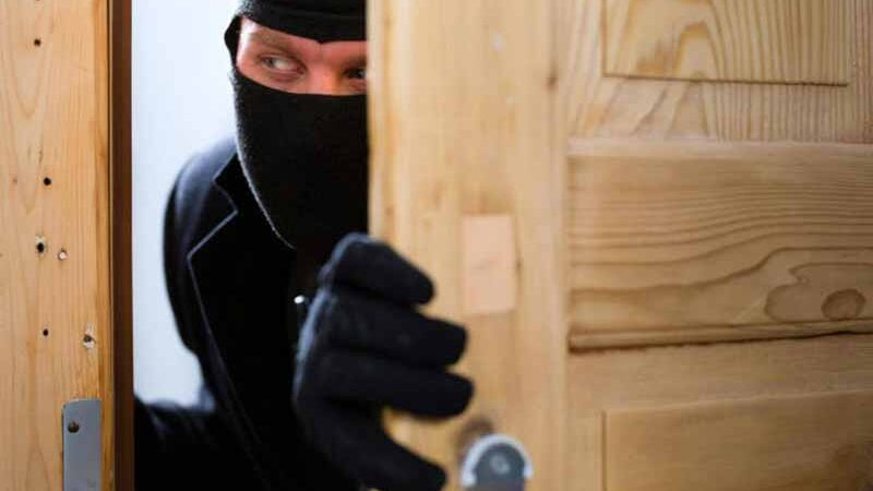 У Києві спіймали чоловіка, який обкрадав незачинені квартири на Печерську