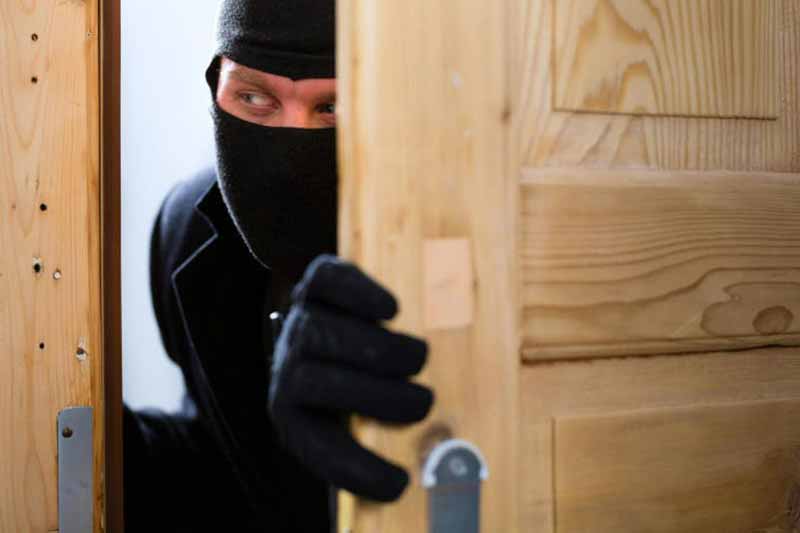 У Києві спіймали чоловіка, який обкрадав незачинені квартири на Печерську