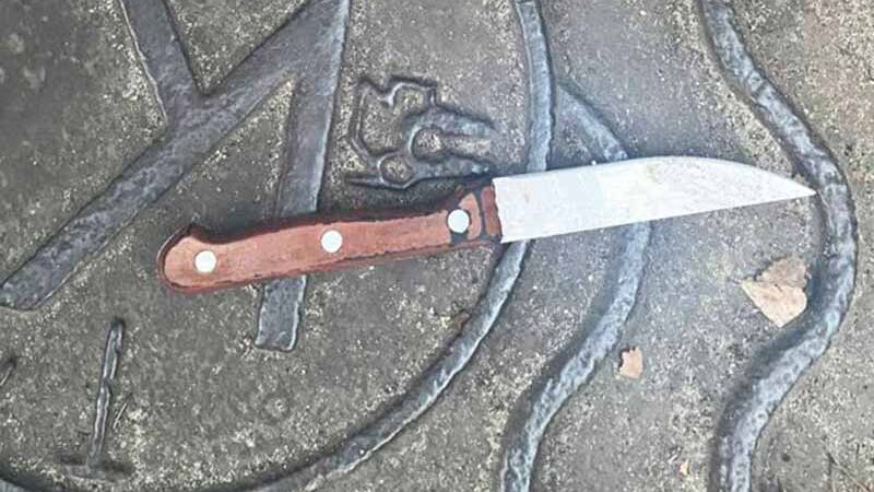 В одній із столичних лікарень чоловіка вдарили ножем просто у палаті