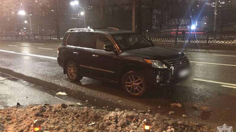 У Києві водій Lexus протаранив авто патрульних