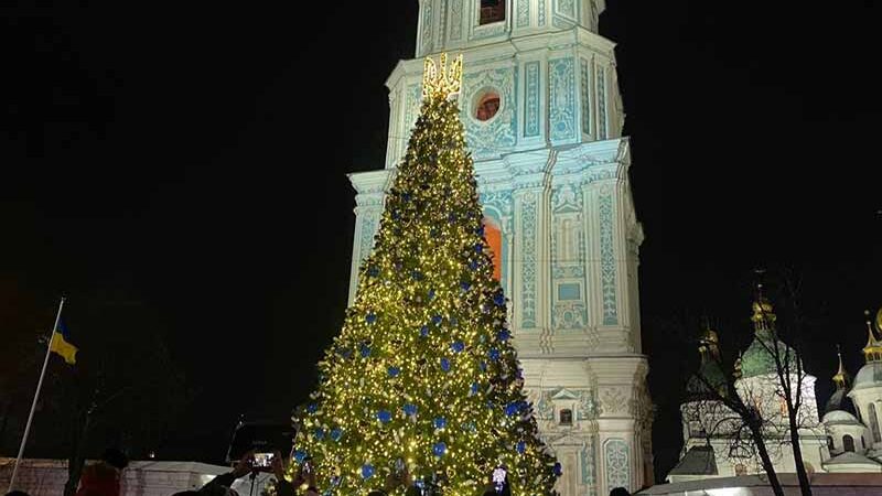 У Києві на Софійській площі засяяла головна ялинка країни