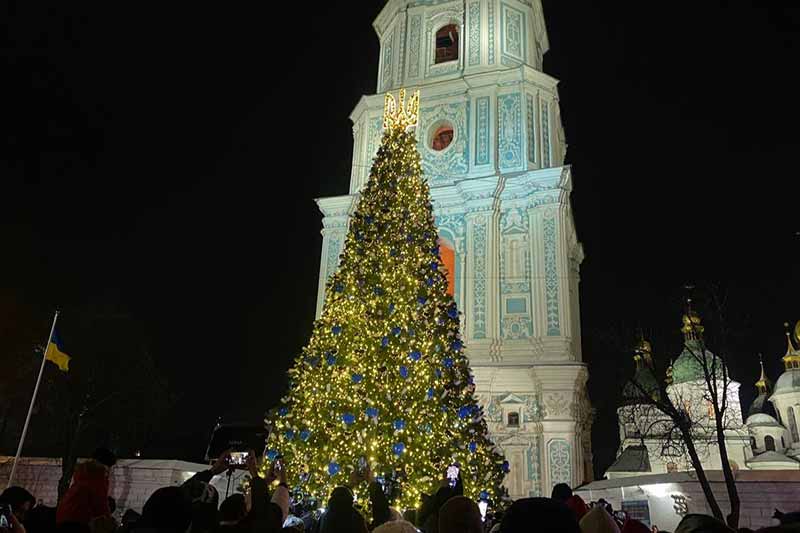 У Києві на Софійській площі засяяла головна ялинка країни