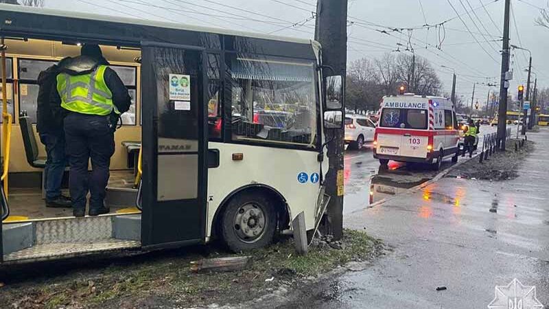 У Києві водій маршрутки в’їхав у електроопору